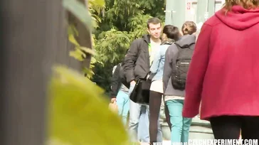 Convence a una madurita a que folle con un extraño por dinero