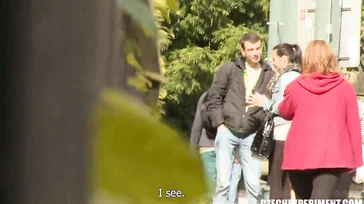 Convence a una madurita a que folle con un extraño por dinero