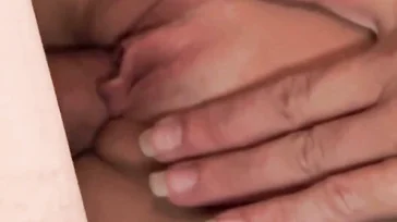 Lui le tira via le mutandine e le mangia tutta la figa e il culo