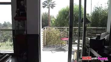 Fille et mère suçant la même bite, elles aiment partager !