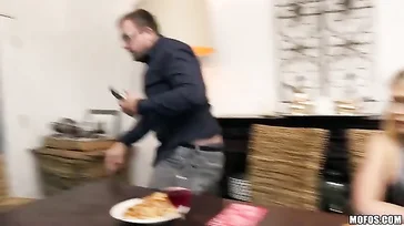 Scheiße! Die neue Freundin meines Vaters ist so hübsch, was für ein toller Körper!