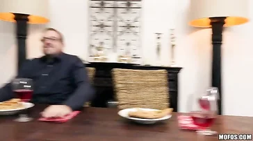 Scheiße! Die neue Freundin meines Vaters ist so hübsch, was für ein toller Körper!