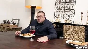 Scheiße! Die neue Freundin meines Vaters ist so hübsch, was für ein toller Körper!