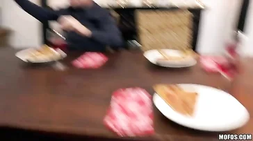 Scheiße! Die neue Freundin meines Vaters ist so hübsch, was für ein toller Körper!