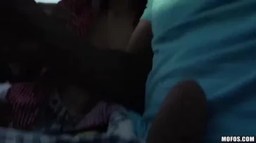 Ich nehme sie per Anhalter mit und sie bedankt sich mit einem guten Blowjob