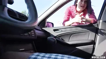 Ich nehme sie per Anhalter mit und sie bedankt sich mit einem guten Blowjob