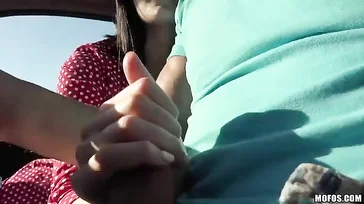 Ich nehme sie per Anhalter mit und sie bedankt sich mit einem guten Blowjob