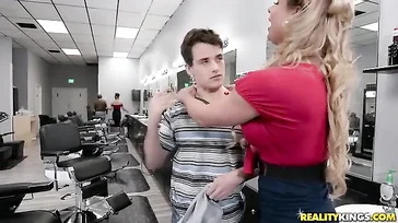 Qui ti fai tagliare i capelli e scopare con le parrucchiere sgualdrine