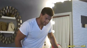 Esta clienta se pone a masturbarse mientras se da los rayos uva