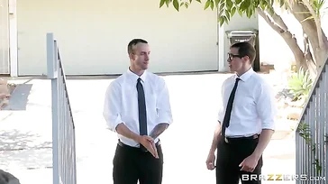 Frau Eva Karera zeigt dem Verkäufer ihre Titten, er hat Glück.