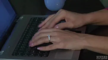 A chefe Mercedes Carrera transando com seu novo funcionário