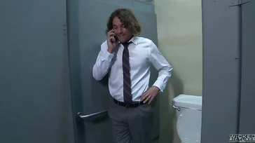 A chefe Mercedes Carrera transando com seu novo funcionário