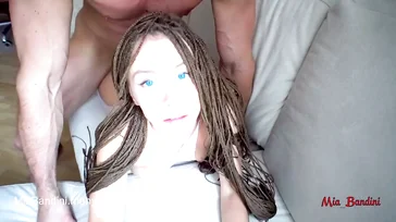 Mia Bandini busca de buena mañana que su marido la empotre