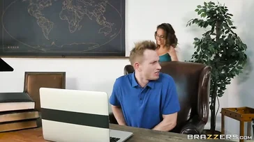 Pilla a su jefe viendo porno y ya se anima para follar con él
