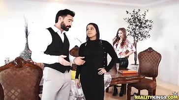 वह एक बीमा विक्रेता के साथ अपनी पत्नी को धोखा देता है