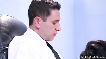 El jefe tiene que decidir a quien de estas dos maduras contrata