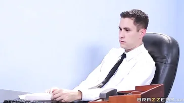 El jefe tiene que decidir a quien de estas dos maduras contrata