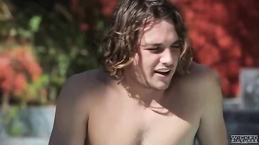 Ela fica muito excitada quando o filho lhe faz uma boa punheta