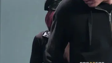 Se folla a las dos agentes de policía en un trío bien hardcore
