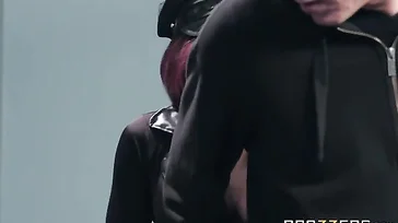 Se folla a las dos agentes de policía en un trío bien hardcore