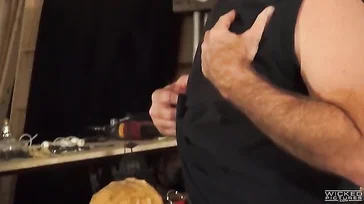 La madurita quiere probar esa brocha gorda del pintor, que meneo