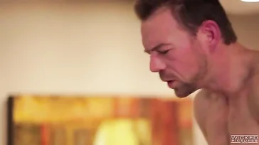 Er wollte mir eine Massage geben, aber am Ende fickt er mich hart