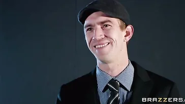 A secretária vem com essa aparência para falar com seu chefe.