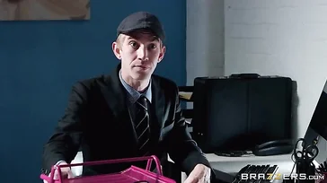 A secretária vem com essa aparência para falar com seu chefe.