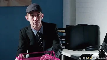 A secretária vem com essa aparência para falar com seu chefe.