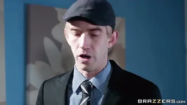 A secretária vem com essa aparência para falar com seu chefe.