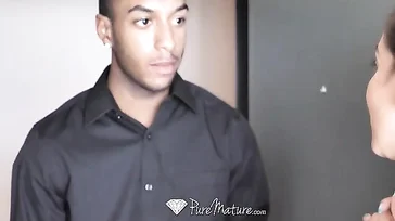 Isis Love wird auf allen Vieren vom schwarzen Freund ihres Sohnes gefickt