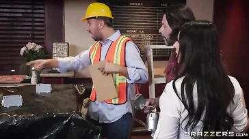 Brutal! Como essa mulher fode um dos trabalhadores da construção civil