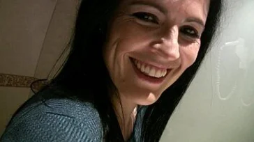 Montse Swinger fa le sue cose in un bagno, che sgualdrina!