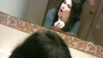 Montse Swinger fa le sue cose in un bagno, che sgualdrina!