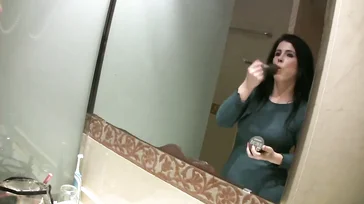 Montse Swinger fa le sue cose in un bagno, che sgualdrina!