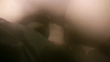 Montse Swinger fa le sue cose in un bagno, che sgualdrina!