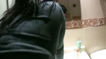 Montse Swinger fa le sue cose in un bagno, che sgualdrina!