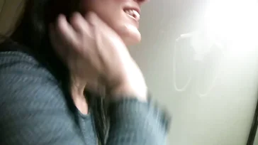Montse Swinger fa le sue cose in un bagno, che sgualdrina!