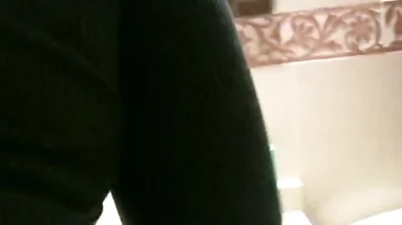 Montse Swinger fa le sue cose in un bagno, che sgualdrina!