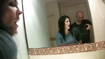Montse Swinger fa le sue cose in un bagno, che sgualdrina!
