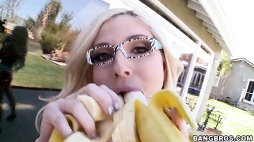 Donna matura prosperosa mangia una banana e un bel cazzo