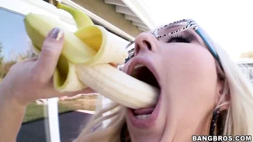 Donna matura prosperosa mangia una banana e un bel cazzo