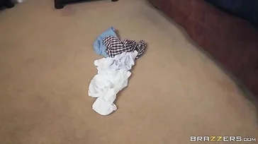 Scheiße! Meine Schwägerin legt sich mit mir ins Bett, sie ist verrückt...