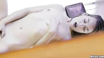 Voleva abbronzarsi ma ha finito per succhiarmi il cazzo, deve essere una sgualdrina.