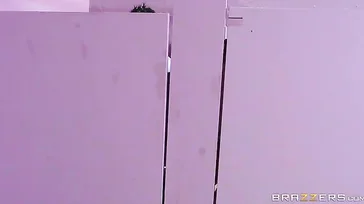 Noelle Easton ist so nuttig wie immer und fickt auf der Toilette!