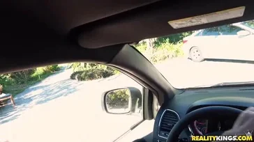 Mi afferra il cazzo in macchina, vuole che la scopi lì!