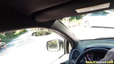 Mi afferra il cazzo in macchina, vuole che la scopi lì!