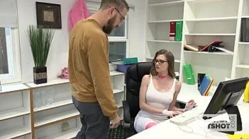 Ze neukt graag op kantoor, wat een slet is ze toch.