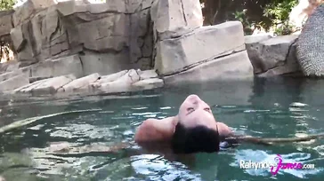 Niente di meglio di una brava donna matura che ti scopa in piscina