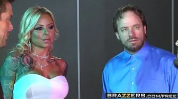 Les videurs de la boîte de nuit baisent une femme mature très excitée